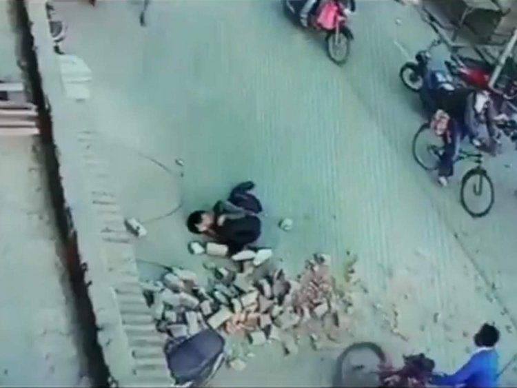 Watch, viral video;  Two young men were walking through the market, just then …