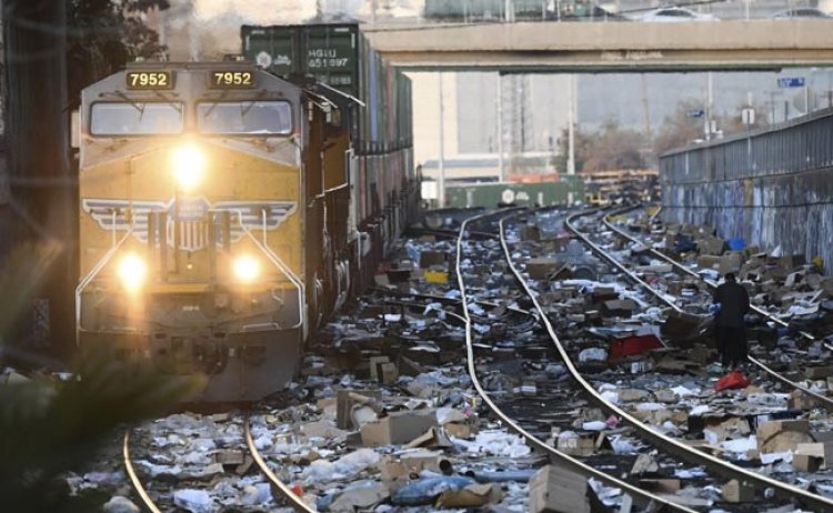 US Freight Trains Mercilessly Looted, Thousands Of Boxes Left On Tracks